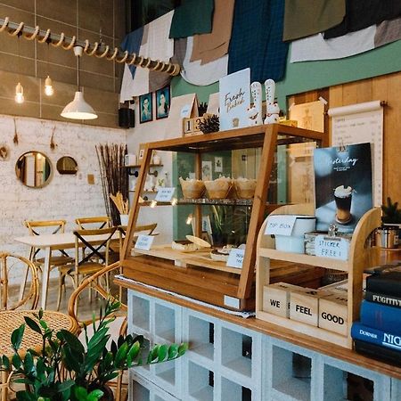 Pine Cafe'&Bed Hotel Ayutthaya Bagian luar foto