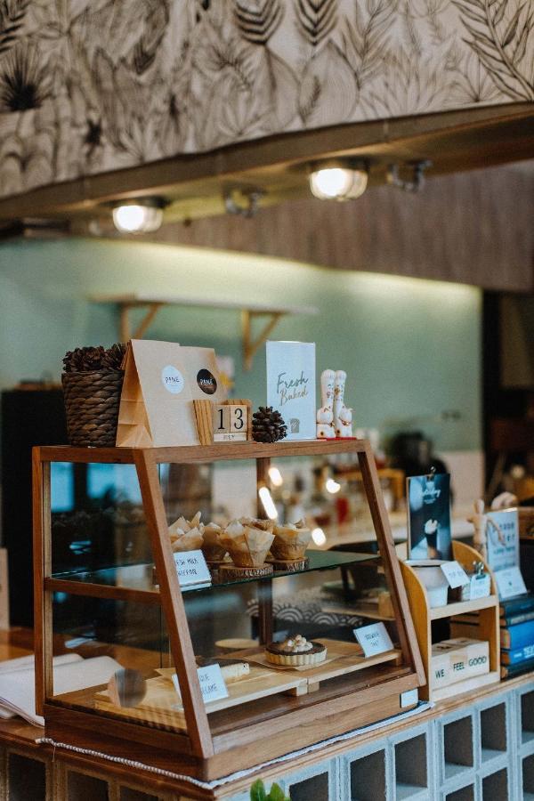 Pine Cafe'&Bed Hotel Ayutthaya Bagian luar foto