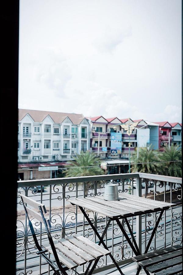 Pine Cafe'&Bed Hotel Ayutthaya Bagian luar foto
