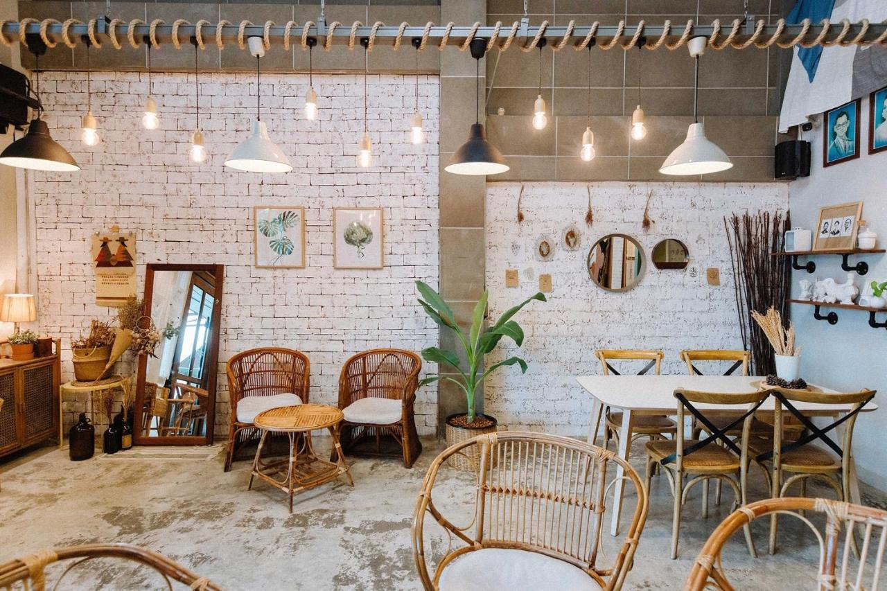 Pine Cafe'&Bed Hotel Ayutthaya Bagian luar foto