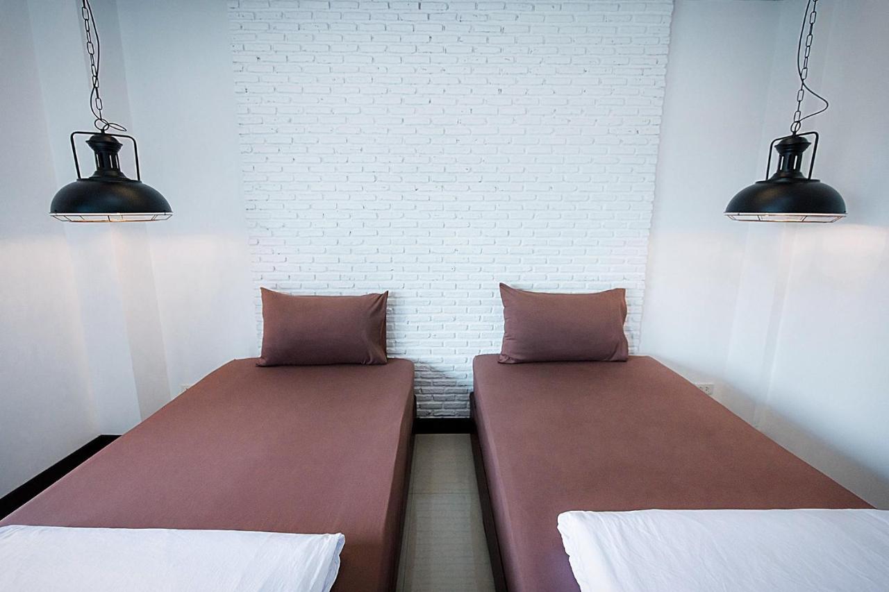 Pine Cafe'&Bed Hotel Ayutthaya Bagian luar foto