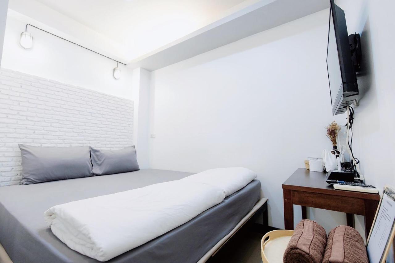 Pine Cafe'&Bed Hotel Ayutthaya Bagian luar foto