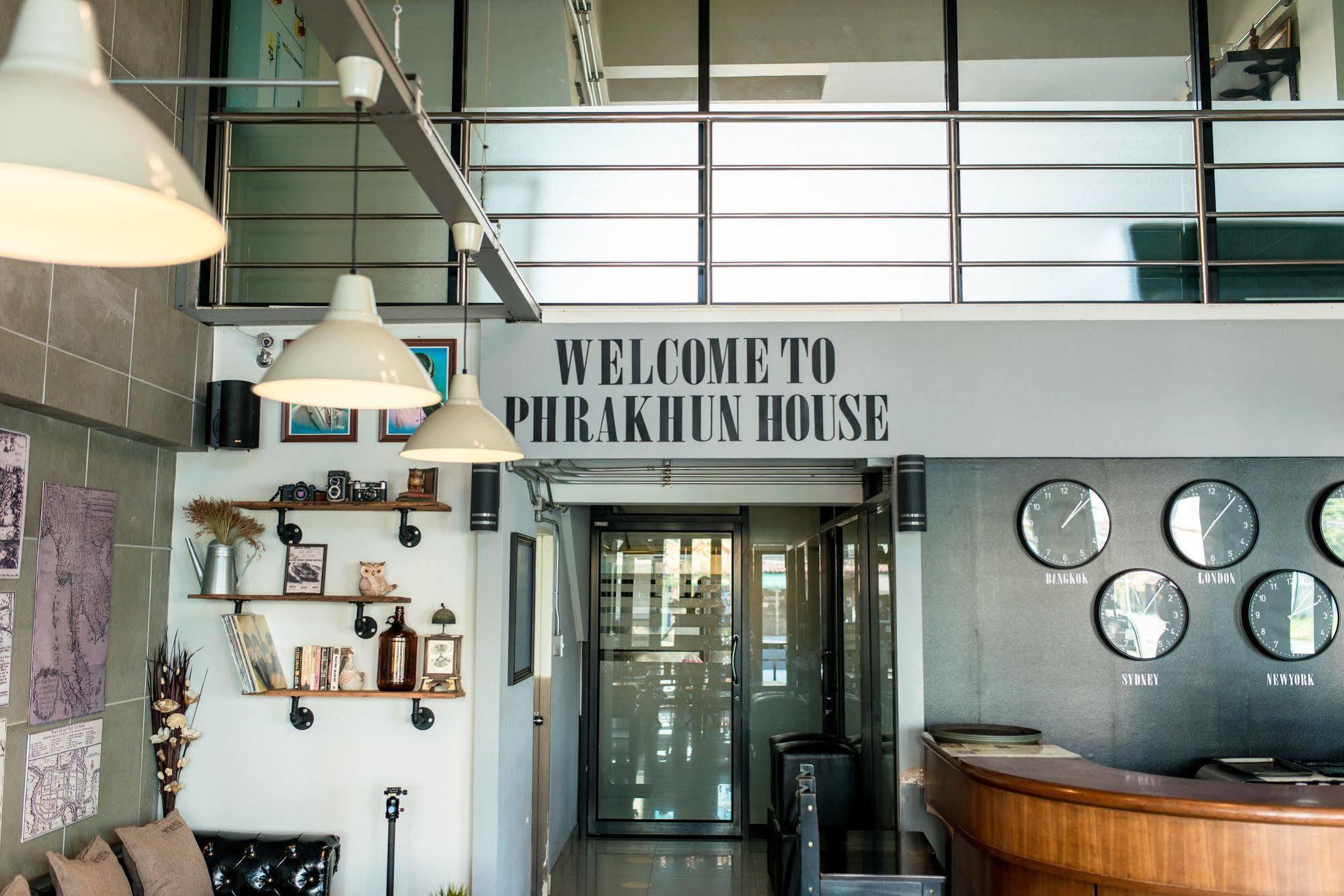 Pine Cafe'&Bed Hotel Ayutthaya Bagian luar foto
