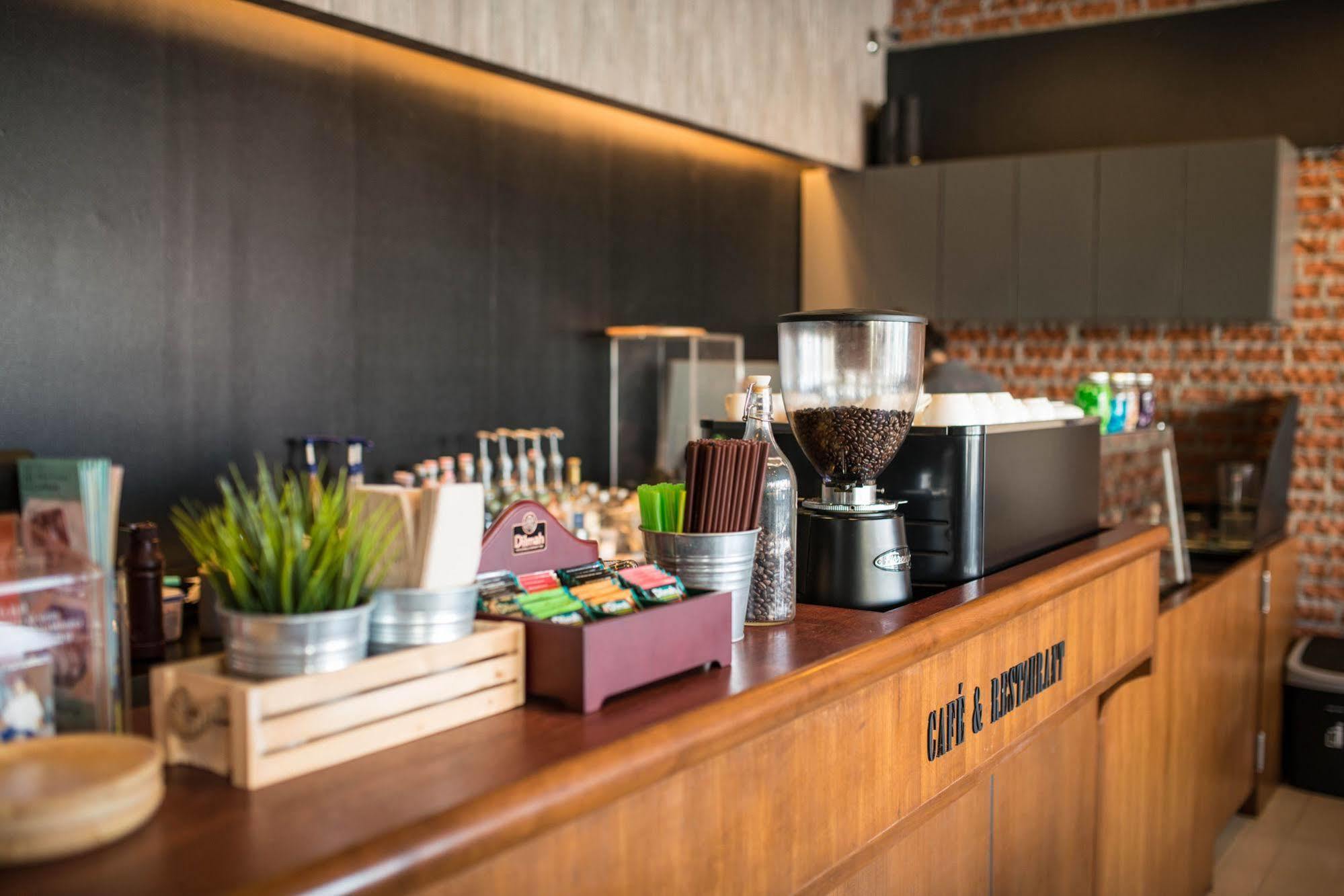 Pine Cafe'&Bed Hotel Ayutthaya Bagian luar foto