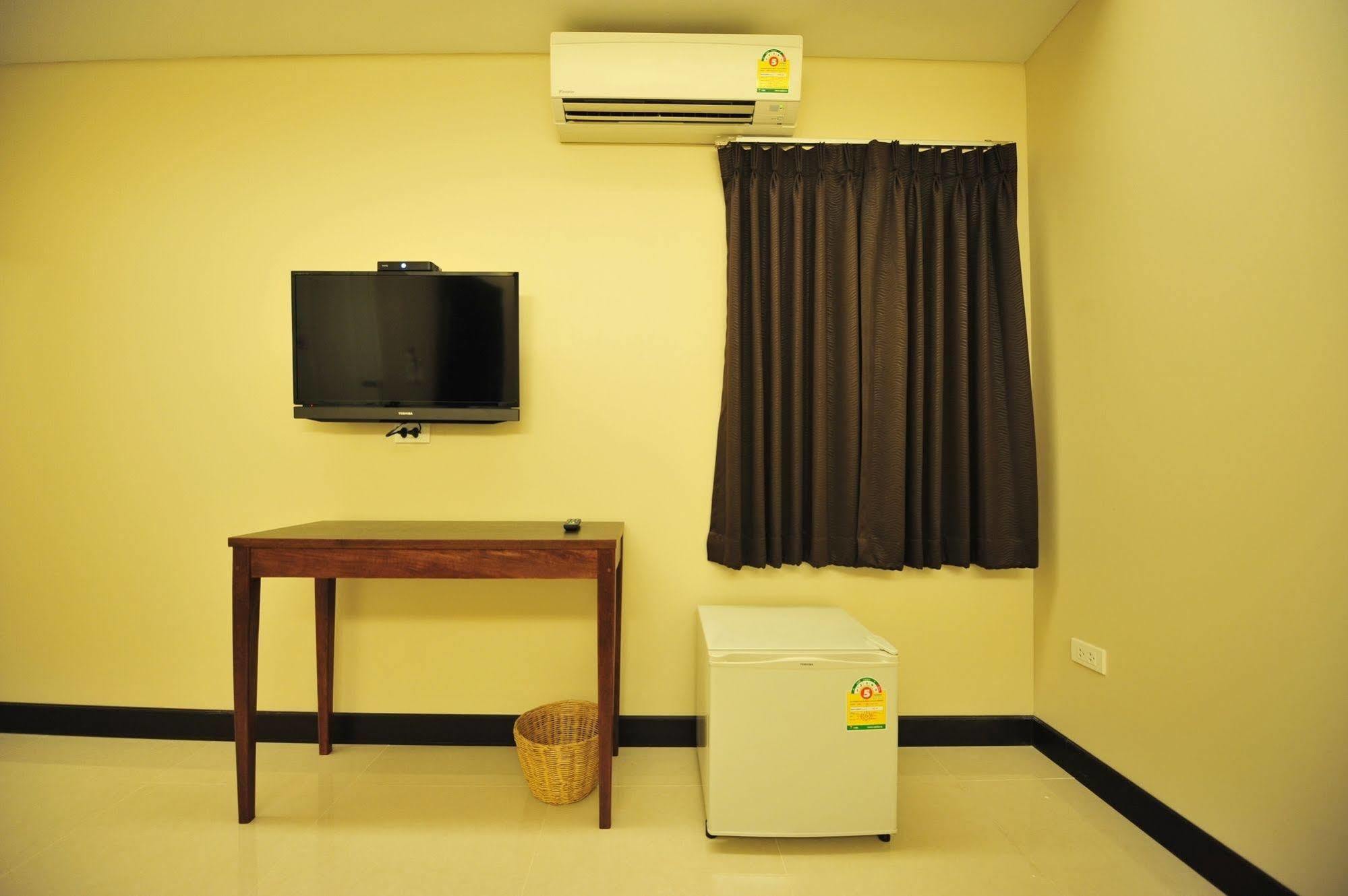 Pine Cafe'&Bed Hotel Ayutthaya Bagian luar foto