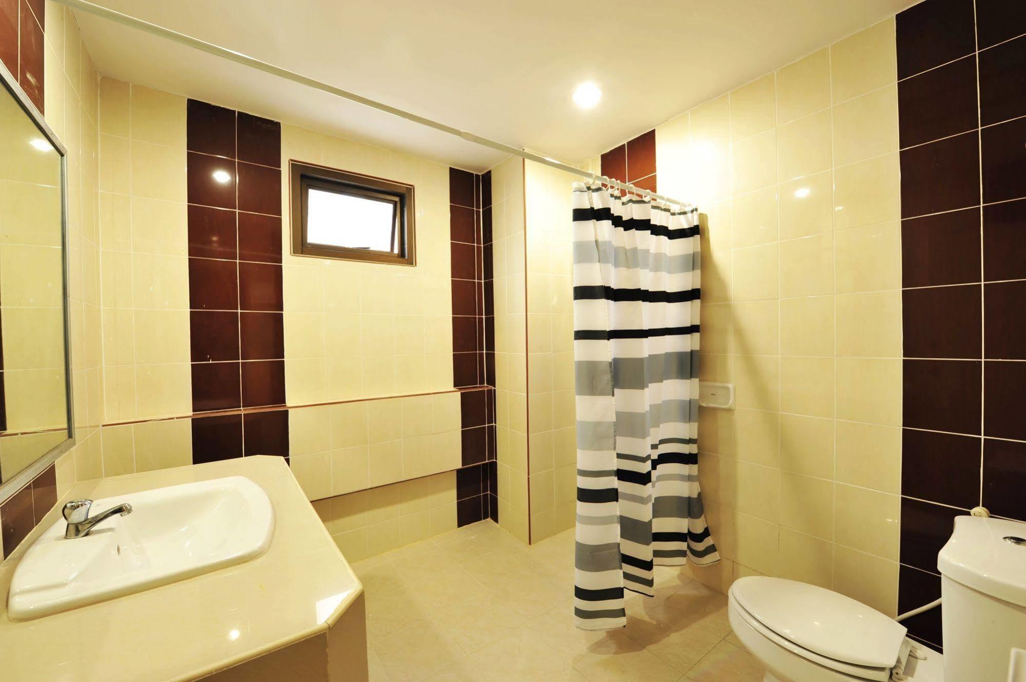 Pine Cafe'&Bed Hotel Ayutthaya Bagian luar foto