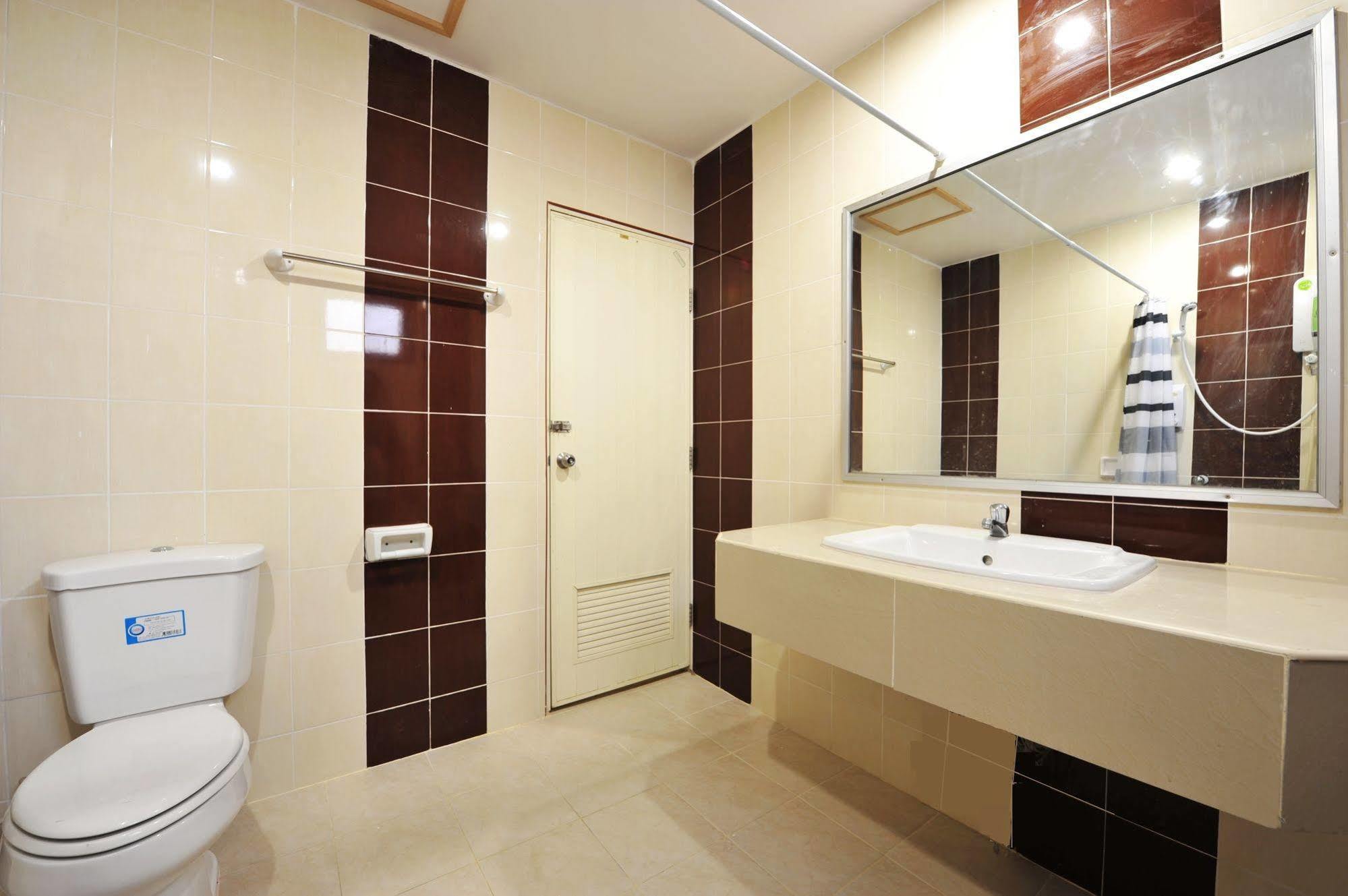 Pine Cafe'&Bed Hotel Ayutthaya Bagian luar foto