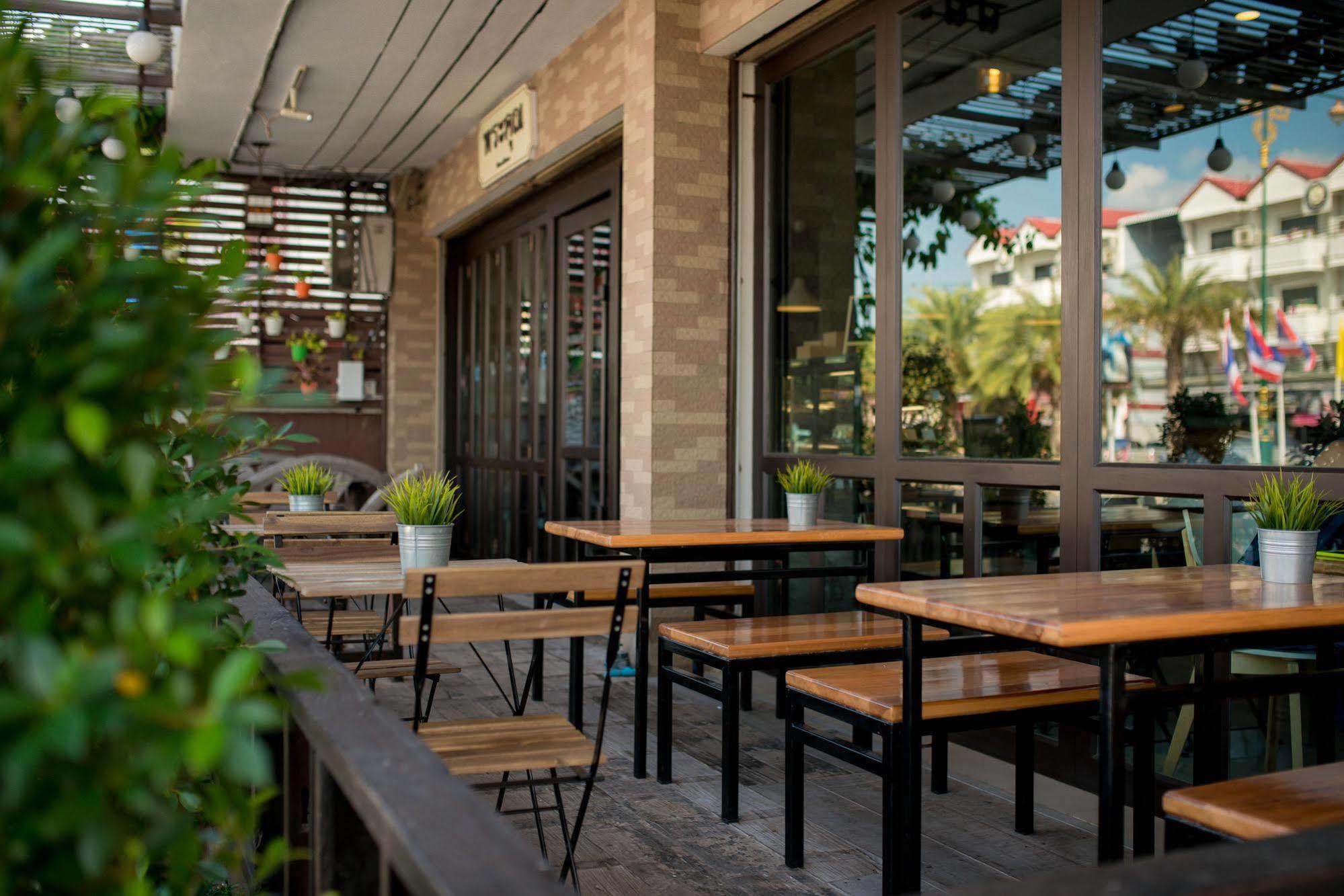 Pine Cafe'&Bed Hotel Ayutthaya Bagian luar foto
