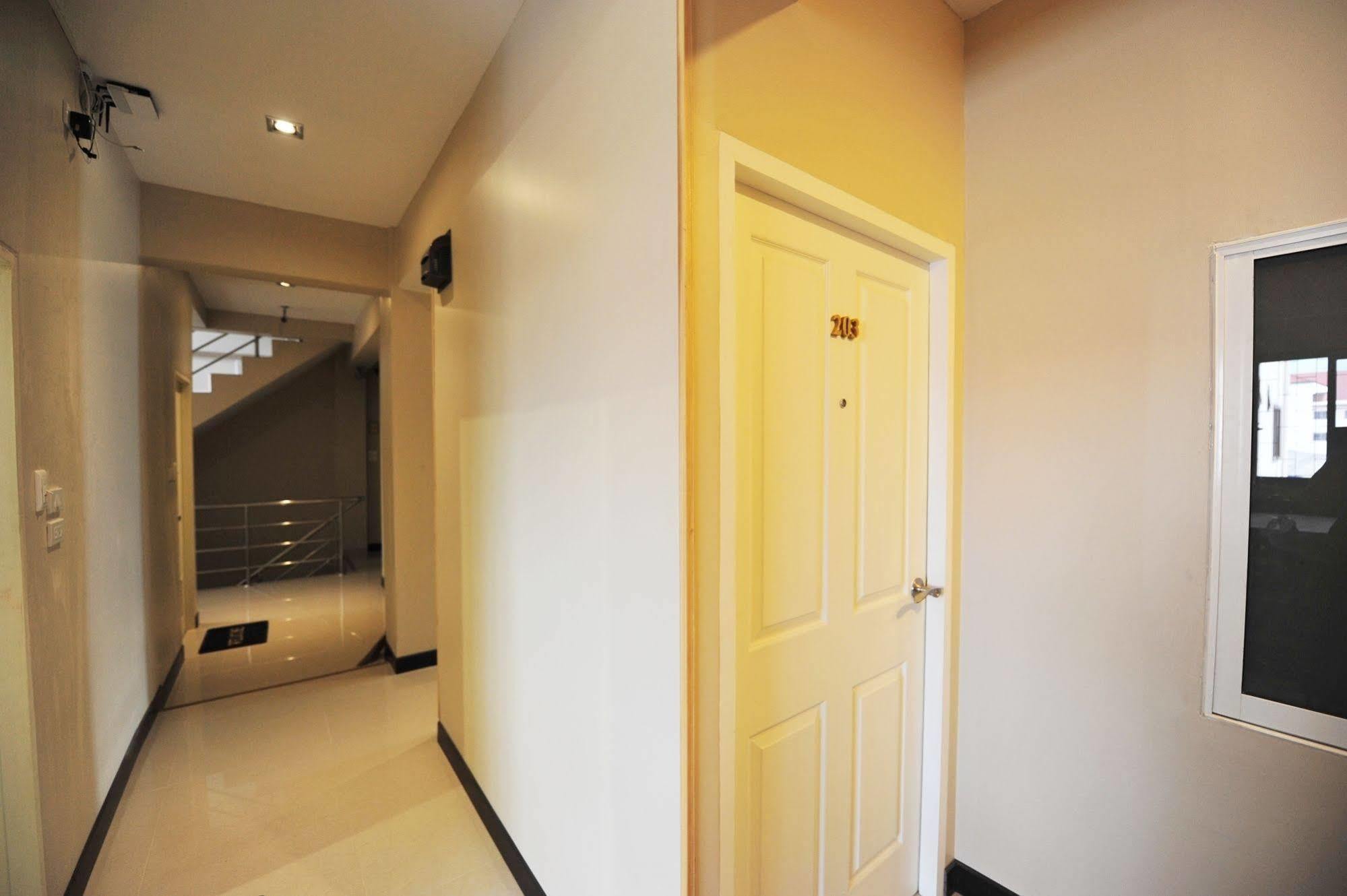 Pine Cafe'&Bed Hotel Ayutthaya Bagian luar foto