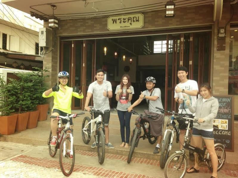 Pine Cafe'&Bed Hotel Ayutthaya Bagian luar foto